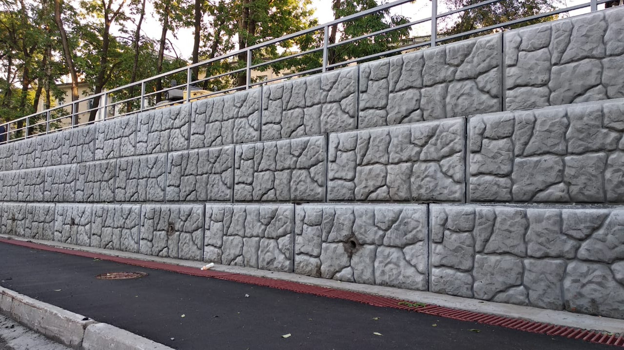 100-метровая подпорная стена появилась во Владивостоке