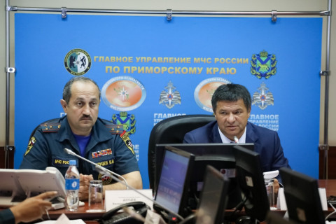 Сотни иностранных судов спрятались от шторма в приморских бухтах