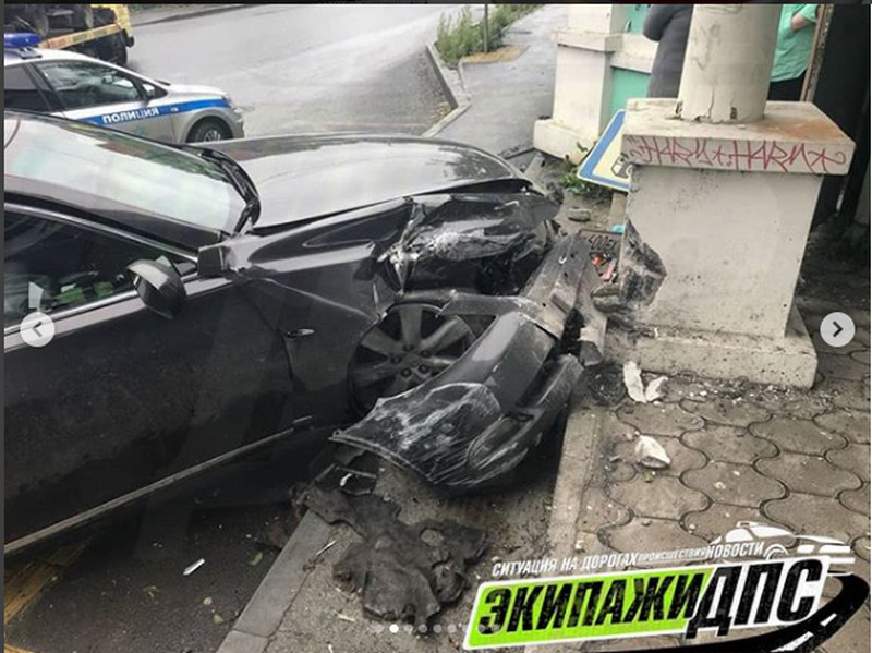 Уходя от столкновения, водитель дорогого авто влетел в храм