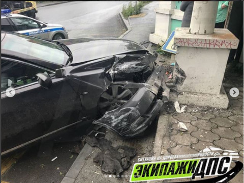 Уходя от столкновения, водитель дорогого авто влетел в храм