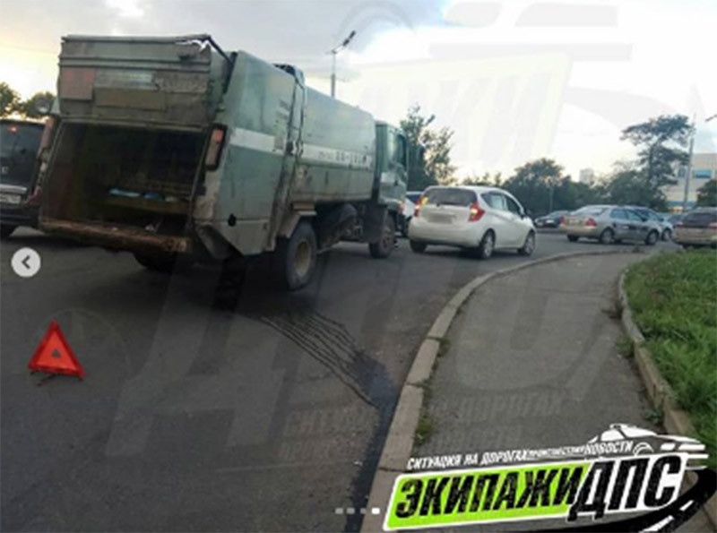 В неприятную ситуацию попал водитель из-за мусоровоза
