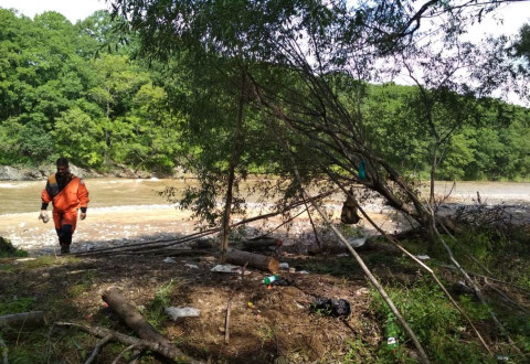 Пропавшего рыбака четвертые сутки ищут в грязи и завалах