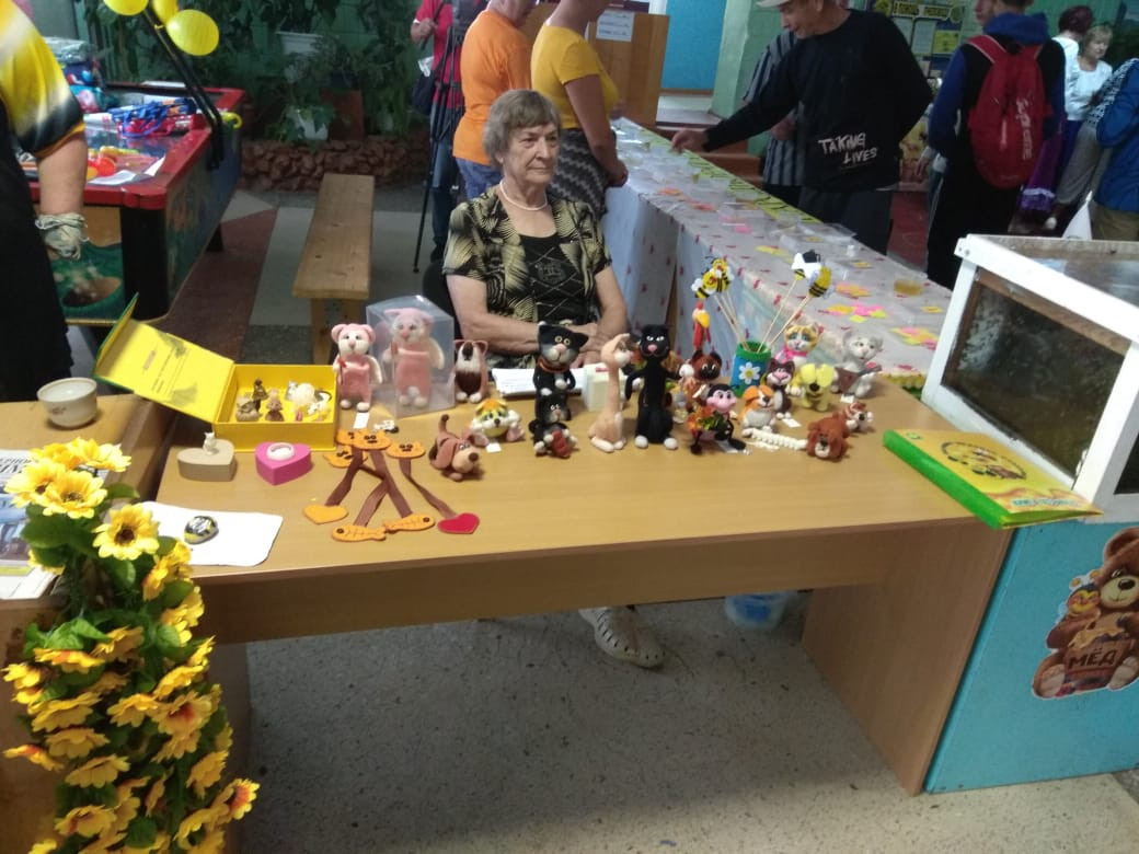 На ярмарке меда в Анучино показали, как выглядит пчелиная пасека