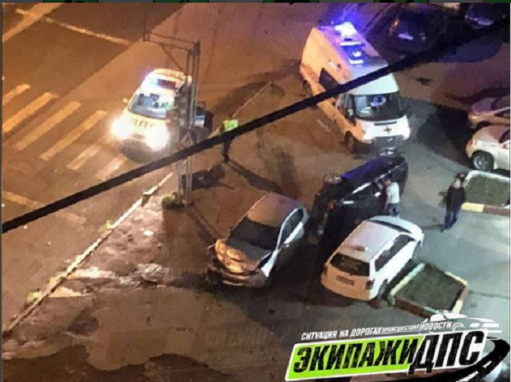 Мужчина разбил чужое авто и ушел домой спать