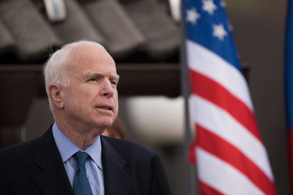 Послание Путину и Трампу усмотрели на похоронах Маккейна