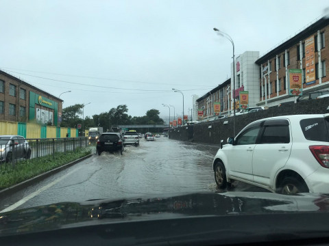 Во Владивосток пришло море: еще один район «поплыл»
