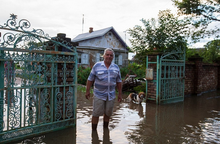 Пострадавшим от паводка приморцам начали платить