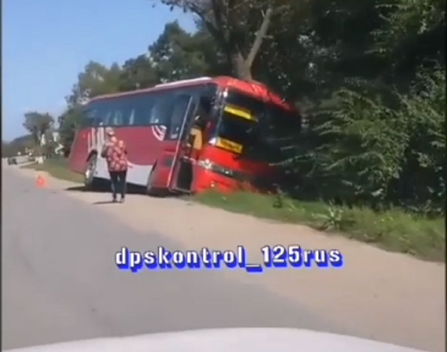 Автобус в кювете: серьезное ДТП случилось в Приморье