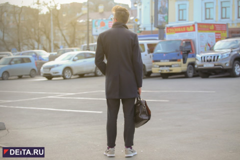"Чем он его кормит?": прохожий выгуливал необычного "питомца"
