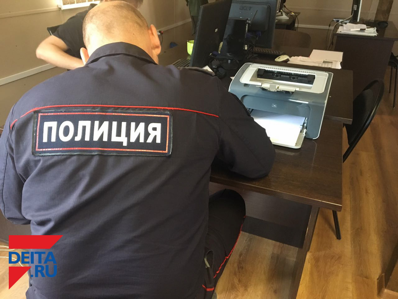 Из-за оригинального поздравления мужчин забрала полиция