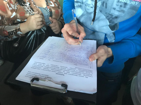 «Народное вече» на центральной площади собирает подписи за отмену выборов