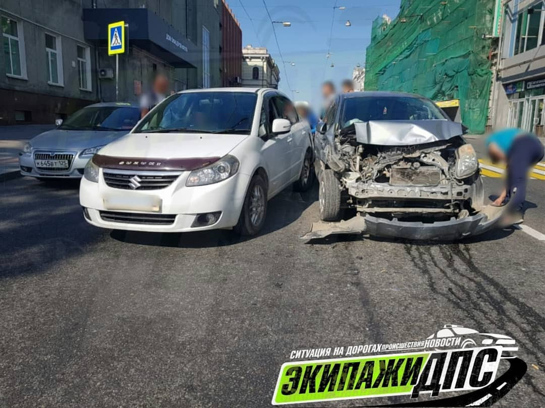 У перехода в центре Владивостока случилось серьезное ДТП