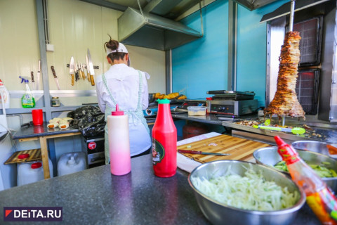 Десятки людей отравились шаурмой из киоска