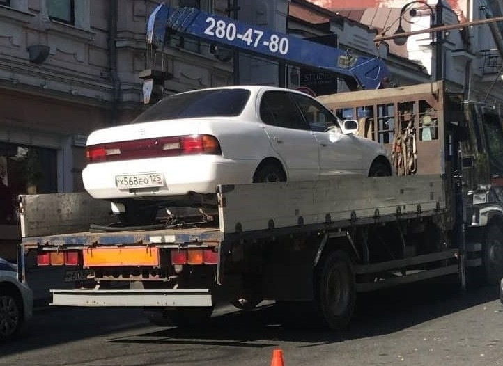 С утра во Владивостоке орудуют эвакуаторы
