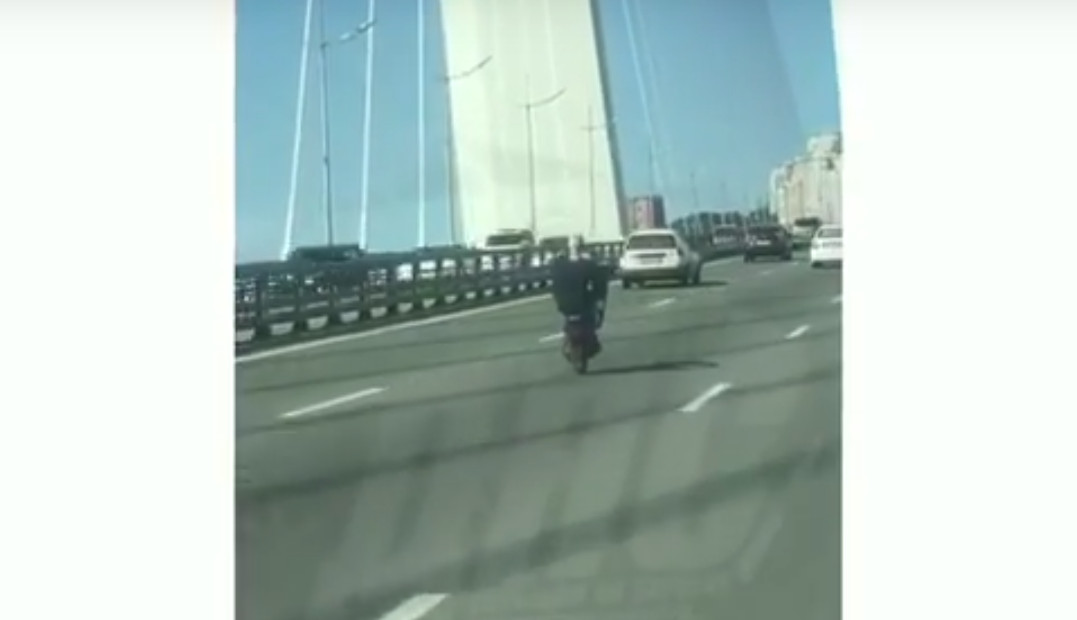 Видео: опасные игры устроил мопедист на Золотом мосту