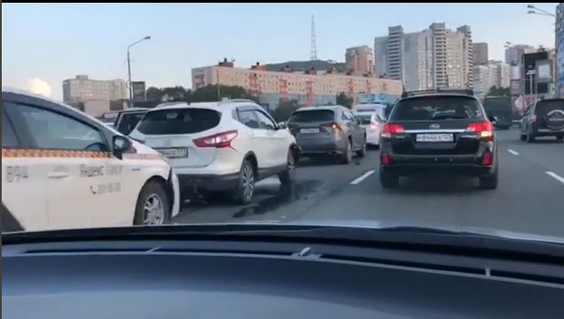 Массовое ДТП парализовало часть Владивостока