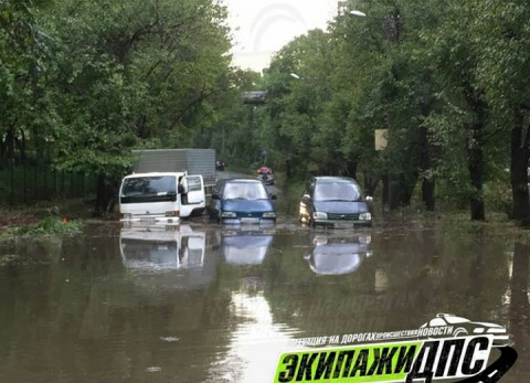 Машины утонули после короткого дождя во Владивостоке