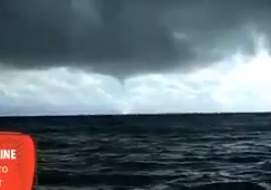 Видео смерча в Японском море появилось в Сети