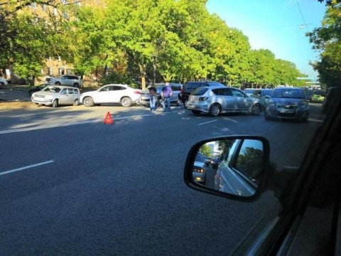 Крупная авария закрыла три полосы движения