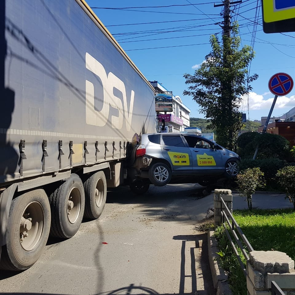 Грандиозная пробка образовалась из-за курьезного ДТП