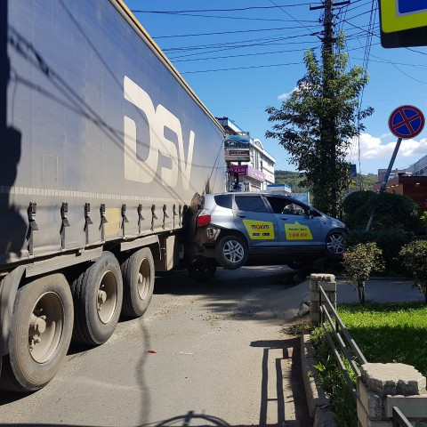 Грандиозная пробка образовалась из-за курьезного ДТП