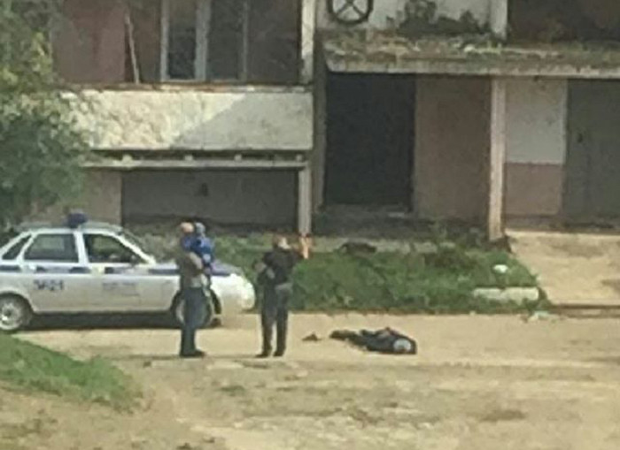 Настоящий спектакль разыгрался во дворе одного дома