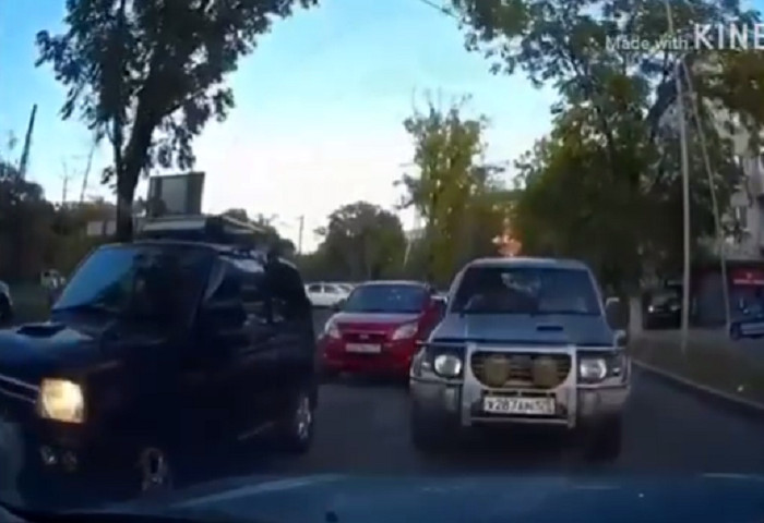 Автохама жестко наказали прямо на дороге