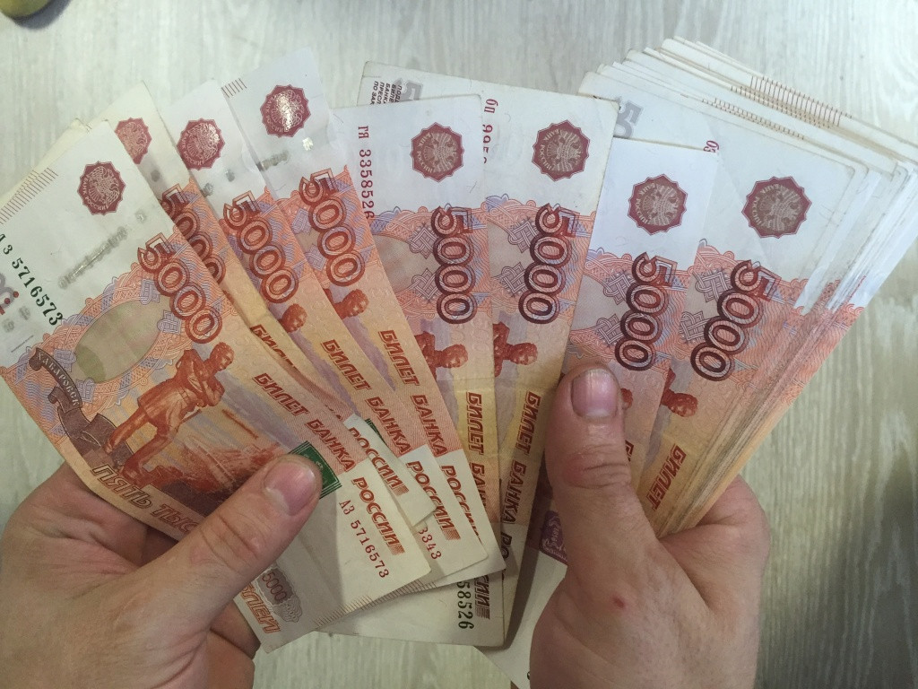 Бизнесмен заставлял людей работать за идею