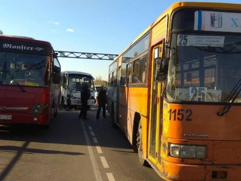Пять человек пострадали в ДТП с участием трех автобусов