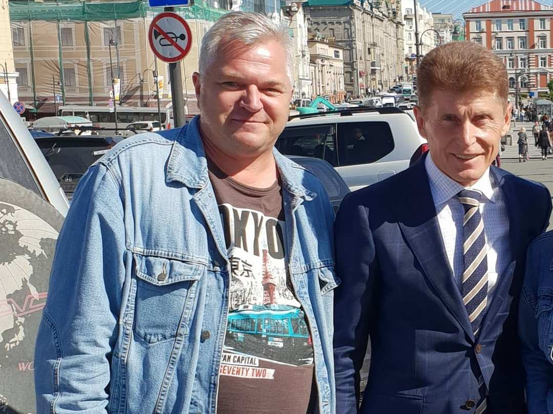 Люди фотографируются с Олегом Кожемяко на улицах Владивостока