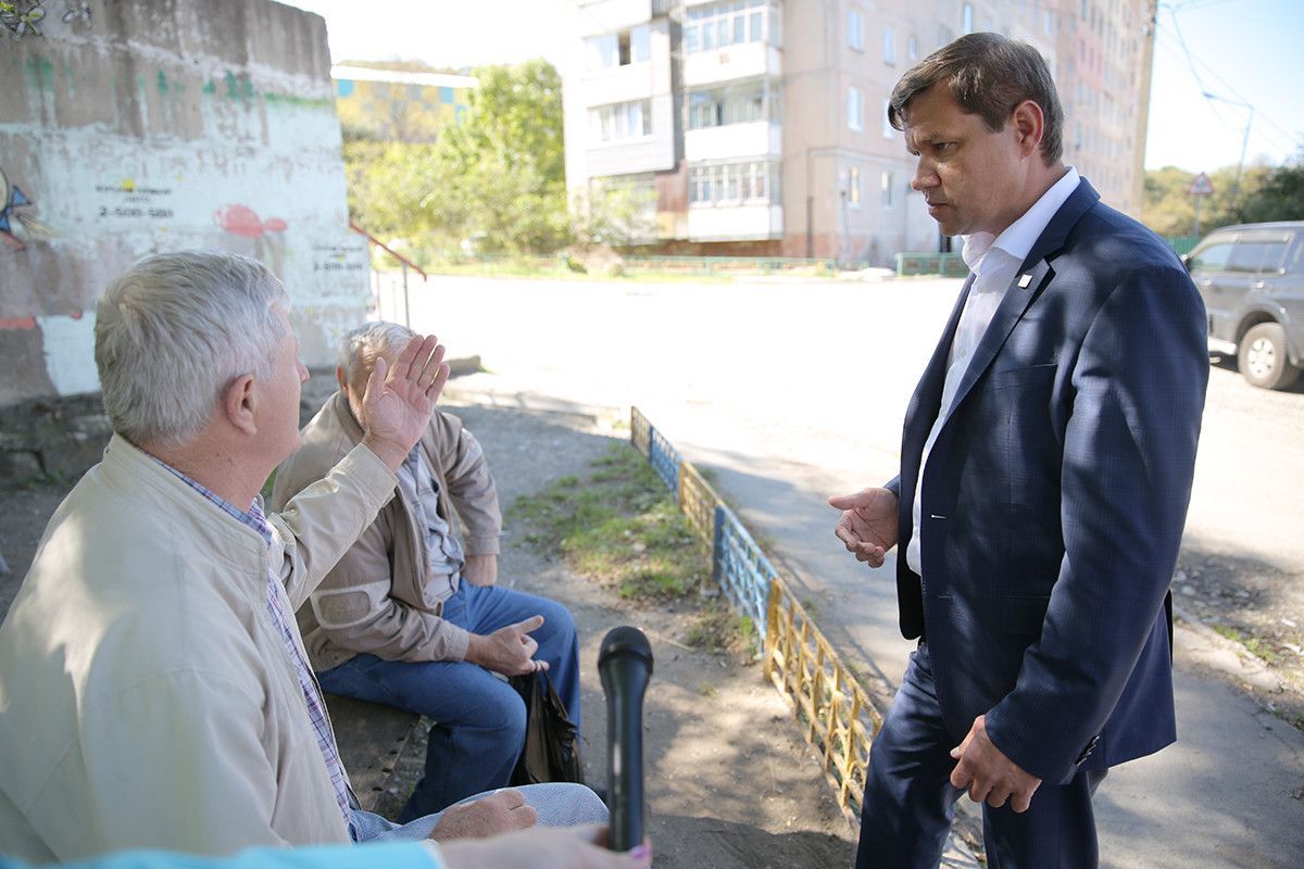 Веркеенко ездит решать вопросы горожан несмотря на заявление об отставке