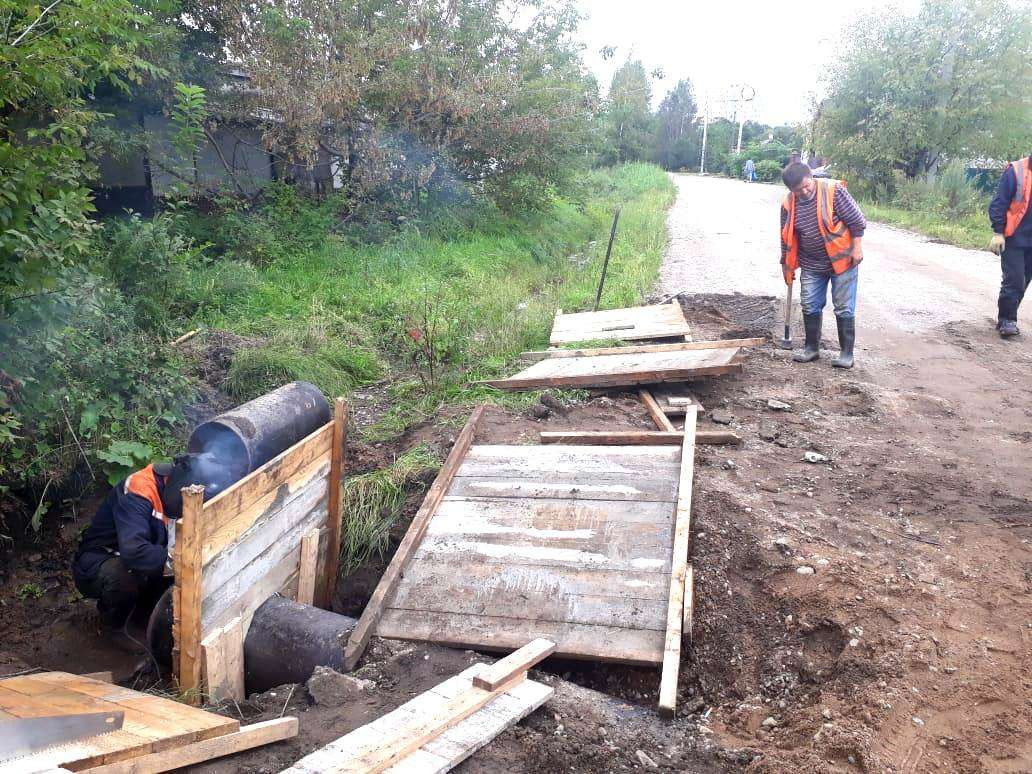 Дождь мешал дорожникам работать