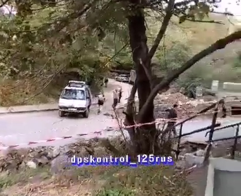 Нервный водитель гонялся за дорожным рабочим с топором