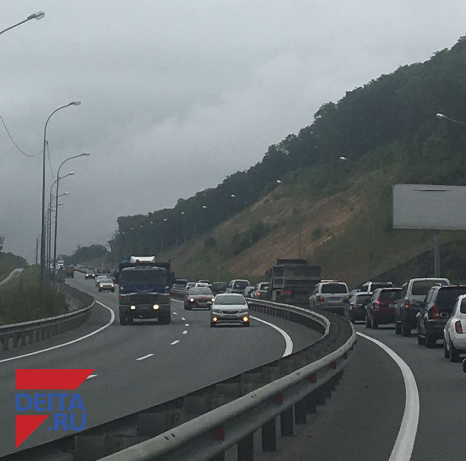 Автолюбители не могут объехать пробку на приморской трассе