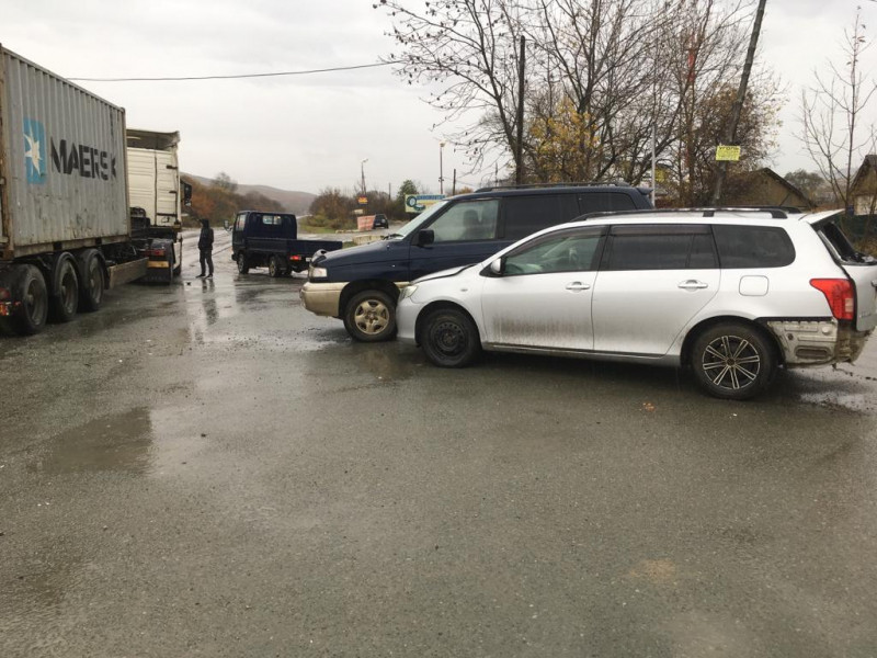 Таксист-нелегал разбил машину со школьниками