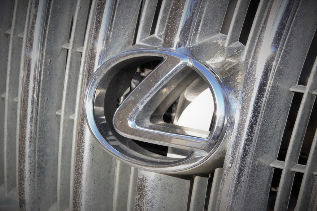 "На все бабки": неожиданный маневр оставил девушку без Lexus