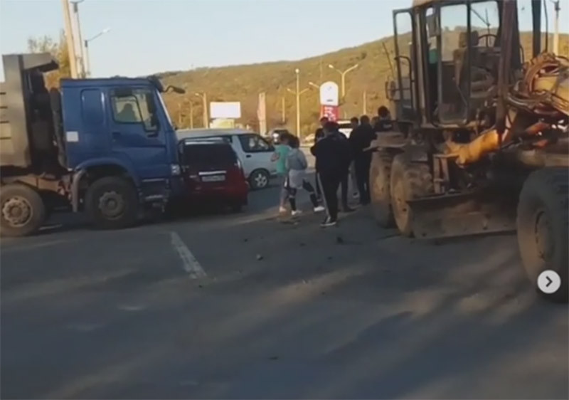 Грузовик протаранил легковушку в Приморье