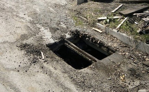 Мужчина упал в открытый люк возле дома