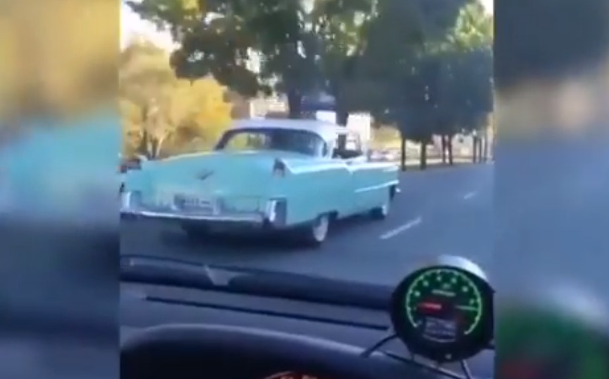«Засмотрелась, красота» — старинным авто восхищаются горожане