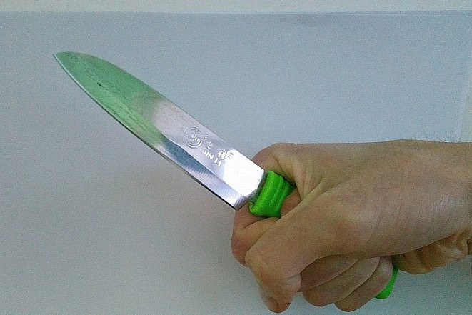 Бабушка с ножом атаковала мужчину