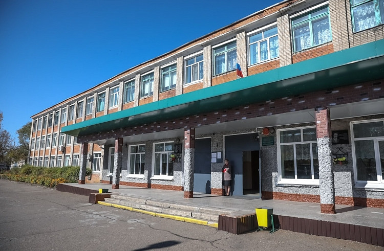 Более 13 миллионов рублей направят на ремонт приморской школы
