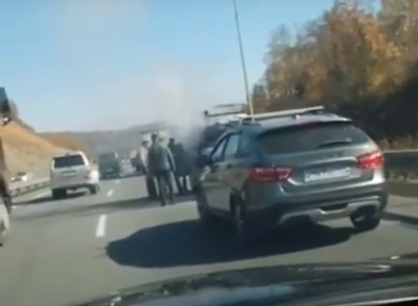 Пожар на трассе не оставил автомобилистов равнодушными