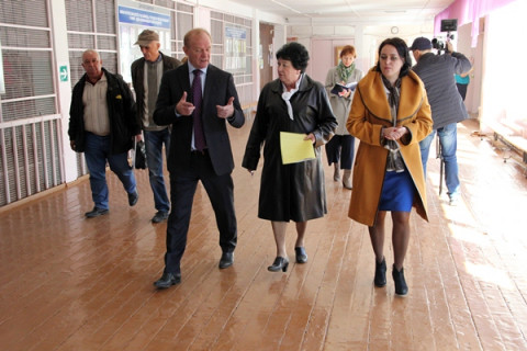 Александр Авдеев проинспектировал ход ремонтных работ в школах Артема
