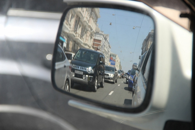 Телевизор уничтожил автомобиль во дворе дома