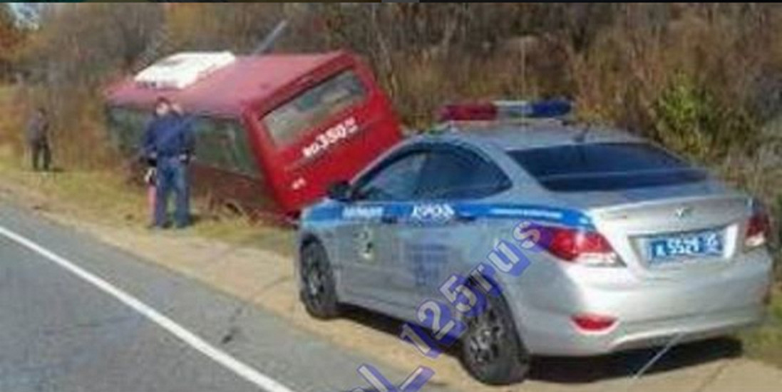 Пассажирский автобус улетел в кювет в Приморье