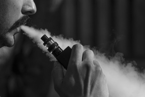 Любителей электронных сигарет и кальянов ждет новый запрет