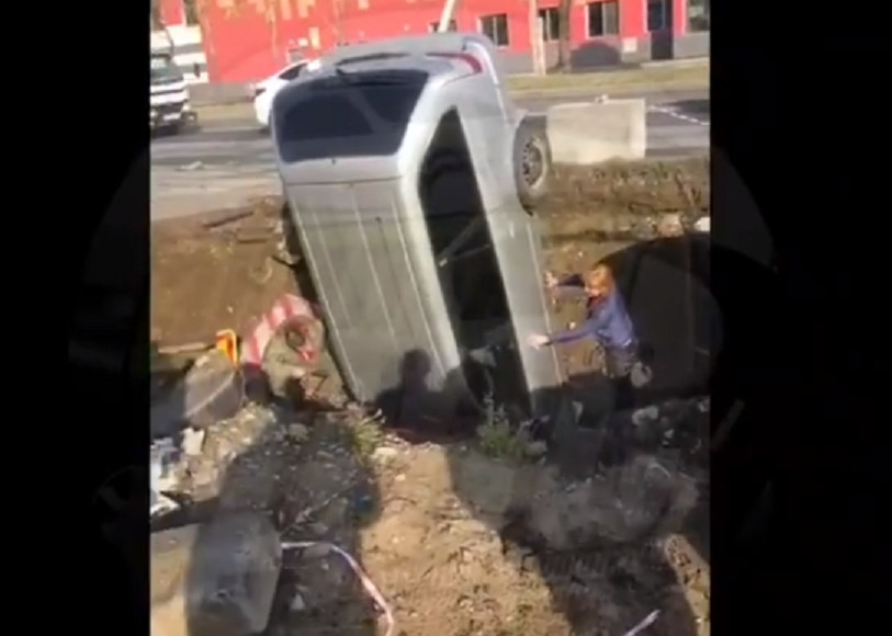 Красивый полет авто завершился вертикально в голдобине