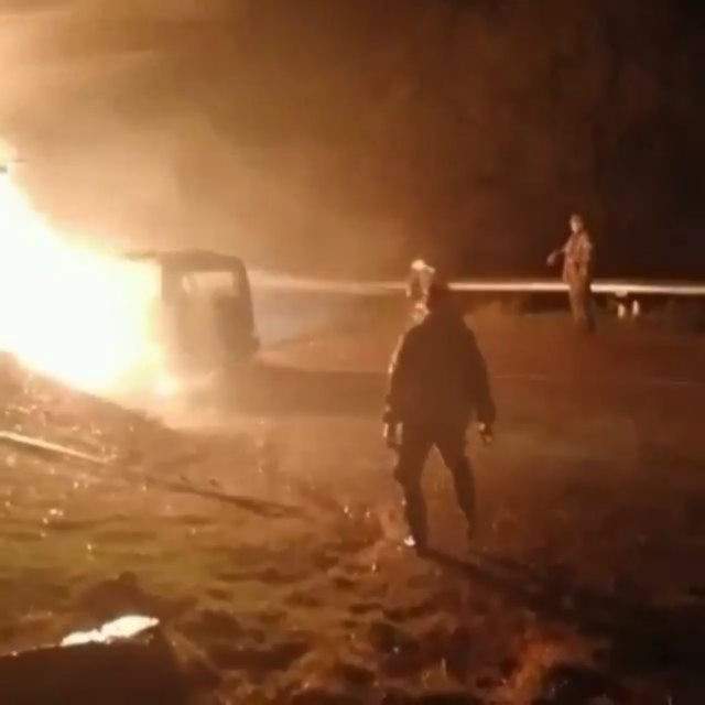 Внезапно вспыхнувшее авто сняли на камеру очевидцы