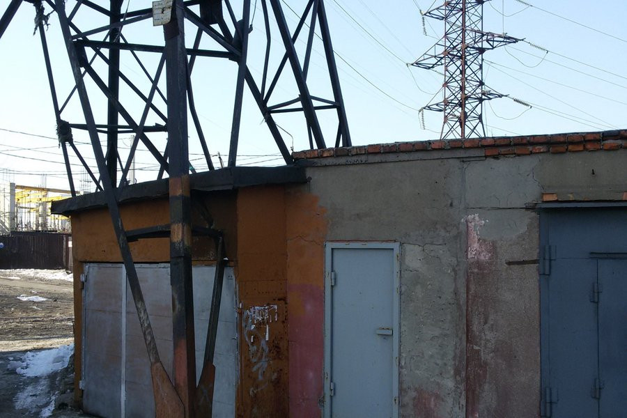 Железный гараж стал последним пристанищем его владельца