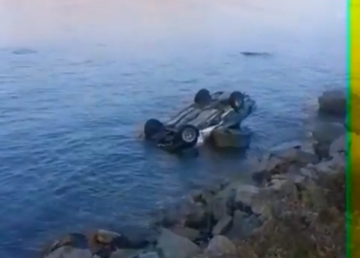 Автомобиль, угодивший в море, попал на видео